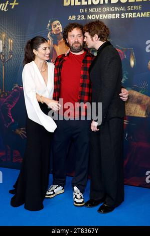 Alessandra Mastronardi, Florian Baxmeyer et Philip Froissant BEI der Premiere der Paramount Streamingserie Eine billion Dollar im Kino International. Berlin, 17.11.2023 *** Alessandra Mastronardi, Florian Baxmeyer et Philip Froissant à la première de la série de streaming Paramount One billion dollars au Kino International Berlin, 17 11 2023 Foto:XA.xBuggex/xFuturexImagex dollar 3137 crédit : Imago/Alamy Live News Banque D'Images