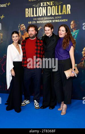 Alessandra Mastronardi, Florian Baxmeyer, Philip Froissant und Kerstin Nommsen BEI der Premiere der Paramount Streamingserie Eine billion Dollar im Kino International. Berlin, 17.11.2023 *** Alessandra Mastronardi, Florian Baxmeyer, Philip Froissant et Kerstin Nommsen lors de la première de la série de streaming Paramount One billion dollars au Kino International Berlin, 17 11 2023 Foto:XA.xBuggex/xFuturexImagex dollar 3139 crédit : Imago/Alamy Live News Banque D'Images