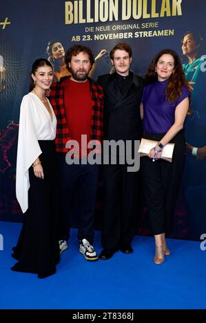 Alessandra Mastronardi, Florian Baxmeyer, Philip Froissant und Kerstin Nommsen BEI der Premiere der Paramount Streamingserie Eine billion Dollar im Kino International. Berlin, 17.11.2023 *** Alessandra Mastronardi, Florian Baxmeyer, Philip Froissant et Kerstin Nommsen lors de la première de la série de streaming Paramount One billion dollars au Kino International Berlin, 17 11 2023 Foto:XA.xBuggex/xFuturexImagex dollar 3141 crédit : Imago/Alamy Live News Banque D'Images