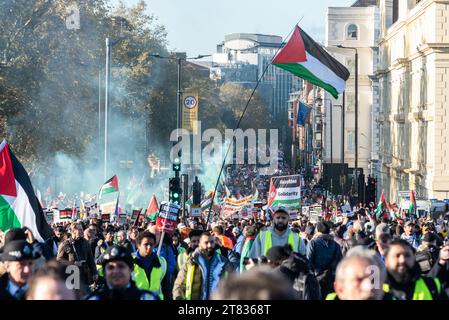 Rassemblement pro Palestine, manifestation nationale pour la Palestine ayant lieu le jour de l'Armistice à Londres, Royaume-Uni, traversant le pont Vauxhall Banque D'Images