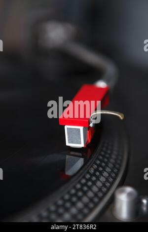 Cartouche d'aiguille rouge sur un bras de tonearm d'un plateau tournant. Tourne-disque en vinyle Banque D'Images