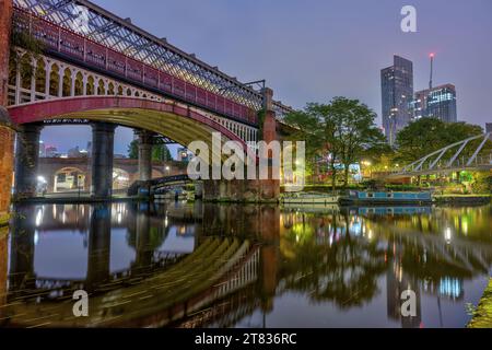 Le célèbre viaduc de Castlefield à Manchester, Royaume-Uni, la nuit Banque D'Images