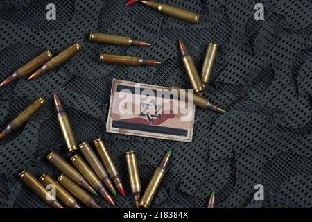 Israël drapeau tactique sur patch avec des munitions d'arme. balles et munitions. Militaire de Tsahal. Banque D'Images