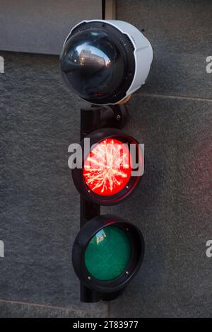 Feu rouge avec caméra de surveillance en face du garage souterrain Banque D'Images