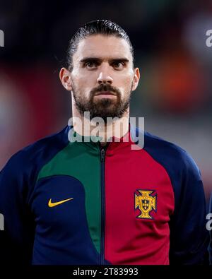 Vaduz, Liechtenstein. 16 novembre 2023. Vaduz, Liechtenstein, 16 novembre 2023 : Portrait (Headshot/gros plan) de Ruben Neves (18 Portugal) lors de l'hymne national précédant le match de football des qualifications européennes de l'UEFA entre le Liechtenstein et le Portugal au Rheinpark Stadion à Vaduz, Liechtenstein. (Daniela Porcelli/SPP) crédit : SPP Sport Press photo. /Alamy Live News Banque D'Images