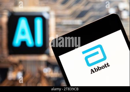 Dans cette illustration photo, la société américaine de dispositifs médicaux et de soins de santé, le logo Abbott (NYSE : ABT) vu affiché sur un smartphone avec une puce d'intelligence artificielle (IA) et un symbole en arrière-plan. (Photo de Budrul Chukrut / SOPA Images/Sipa USA) *** strictement à des fins éditoriales *** Banque D'Images
