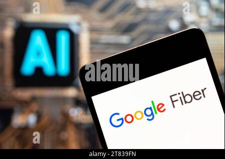 Dans cette illustration photo, le fournisseur américain d'accès Internet rapide de Google, Google Fiber, logo vu affiché sur un smartphone avec une puce d'intelligence artificielle (IA) et symbole en arrière-plan. (Photo de Budrul Chukrut / SOPA Images/Sipa USA) *** strictement à des fins éditoriales *** Banque D'Images