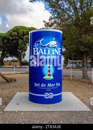 Aigues mortes, France - 2 octobre 2023 : reproduction publicitaire d'une marche dose-sel de sel de baleine. Le sel de la Baleine est récolté en France, parti Banque D'Images