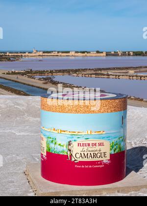 Aigues mortes, France - 5 octobre 2023 : Fleur de sel le Saunier de Camargue est le sel récolté dans les marais salants d'Aigues-mortes à l'aide d'un commerce Banque D'Images