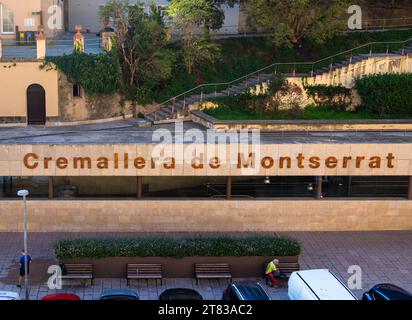 Montserrat, Espagne - 8 octobre 2023 : la Cremallera de Montserrat est un chemin de fer à jauge, à adhérence électrique et à crémaillère en Catalogne. Il mène de mon Banque D'Images