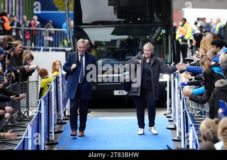 Emma Hayes, entraîneur de Chelsea (à droite), arrivant avant le match de Barclays Women's Super League à Stamford Bridge, Londres. Date de la photo : Samedi 18 novembre 2023. Banque D'Images