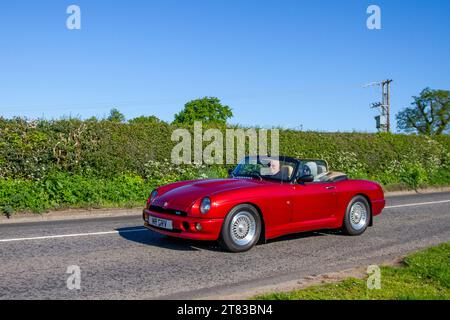 Années 1996 90 MG RV8 V8 Red car Roadster essence 3900 cc ; Vintage, restaurés moteurs classiques britanniques, collectionneurs d'automobiles, passionnés d'automobile et voitures anciennes voyageant dans le Cheshire, Royaume-Uni Banque D'Images