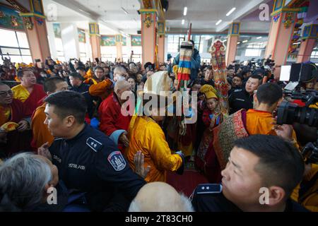 Oulan-Bator, Mongolie. 18 novembre 2023. La cérémonie d'intronisation de Lhaaramba D. Javzandorj, l'abbé en chef du monastère de Gandantechinlen, le chef du centre bouddhiste de Mongolie, a eu lieu à Batsagaan Tsogchen Dugan au 5e début de l'hiver. Crédit : Enkh-Orgil/Alamy Live News. Banque D'Images