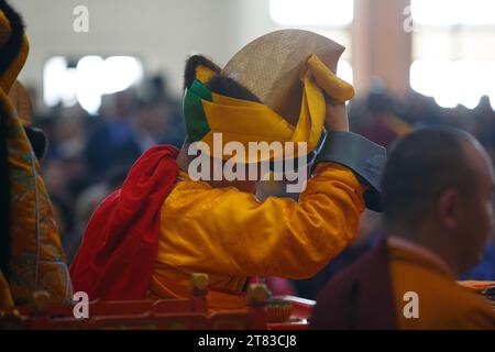 Oulan-Bator, Mongolie. 18 novembre 2023. La cérémonie d'intronisation de Lhaaramba D. Javzandorj, l'abbé en chef du monastère de Gandantechinlen, le chef du centre bouddhiste de Mongolie, a eu lieu à Batsagaan Tsogchen Dugan au 5e début de l'hiver. Crédit : Enkh-Orgil/Alamy Live News. Banque D'Images