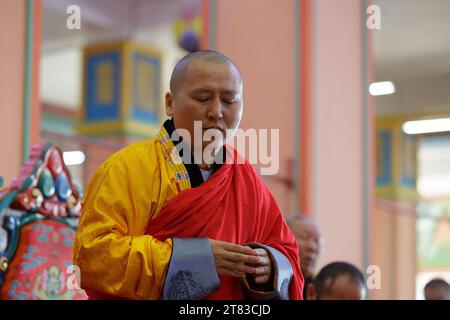 Oulan-Bator, Mongolie. 18 novembre 2023. La cérémonie d'intronisation de Lhaaramba D. Javzandorj, l'abbé en chef du monastère de Gandantechinlen, le chef du centre bouddhiste de Mongolie, a eu lieu à Batsagaan Tsogchen Dugan au 5e début de l'hiver. Crédit : Enkh-Orgil/Alamy Live News. Banque D'Images