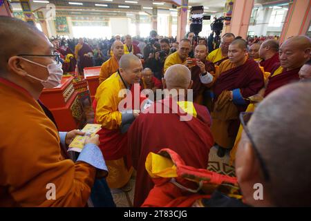 Oulan-Bator, Mongolie. 18 novembre 2023. La cérémonie d'intronisation de Lhaaramba D. Javzandorj, l'abbé en chef du monastère de Gandantechinlen, le chef du centre bouddhiste de Mongolie, a eu lieu à Batsagaan Tsogchen Dugan au 5e début de l'hiver. Crédit : Enkh-Orgil/Alamy Live News. Banque D'Images