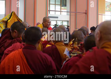 Oulan-Bator, Mongolie. 18 novembre 2023. La cérémonie d'intronisation de Lhaaramba D. Javzandorj, l'abbé en chef du monastère de Gandantechinlen, le chef du centre bouddhiste de Mongolie, a eu lieu à Batsagaan Tsogchen Dugan au 5e début de l'hiver. Crédit : Enkh-Orgil/Alamy Live News. Banque D'Images