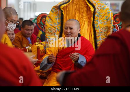 Oulan-Bator, Mongolie. 18 novembre 2023. La cérémonie d'intronisation de Lhaaramba D. Javzandorj, l'abbé en chef du monastère de Gandantechinlen, le chef du centre bouddhiste de Mongolie, a eu lieu à Batsagaan Tsogchen Dugan au 5e début de l'hiver. Crédit : Enkh-Orgil/Alamy Live News. Banque D'Images