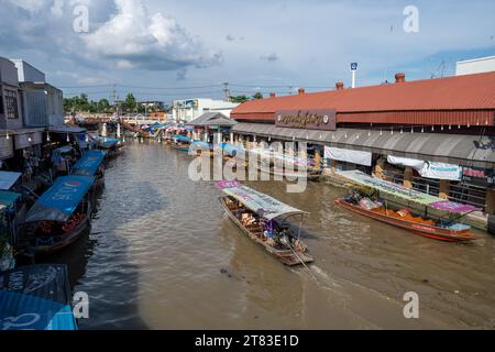 Divers produits, tels que la nourriture thaïlandaise ou des boissons, sont proposés à la vente sur un marché flottant original Samut Sakhon Thaïlande Asie Banque D'Images