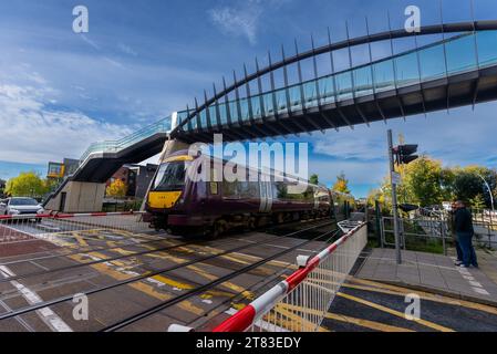 Train traversant un passage à niveau à l'approche de Lincoln Central Station Banque D'Images