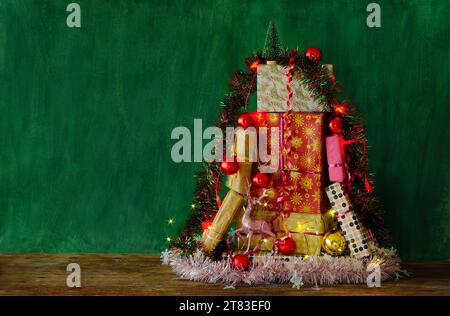 cadeaux de noël, cadeaux de noël emballés, joyeux noël, maquette de noël avec espace de copie gratuit Banque D'Images