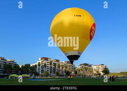 Mois sans tabac : montgolfière habillée aux couleurs de l’opération afin de soutenir et motiver les participants, supporters et partenaires mobilisés dans cette campagne. Bassin Jacques Cœur, Port Marianne. Montpellier, Occitanie, France Banque D'Images