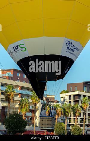 Mois sans tabac : montgolfière habillée aux couleurs de l’opération afin de soutenir et motiver les participants, supporters et partenaires mobilisés dans cette campagne. Bassin Jacques Cœur, Port Marianne. Montpellier, Occitanie, France Banque D'Images