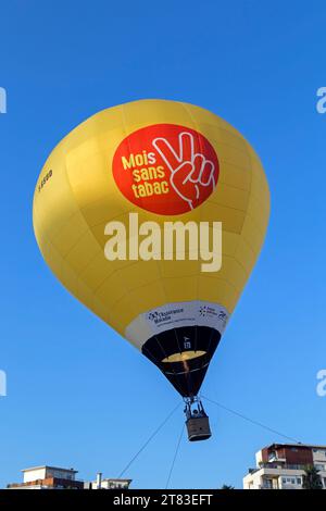 Mois sans tabac : montgolfière habillée aux couleurs de l’opération afin de soutenir et motiver les participants, supporters et partenaires mobilisés dans cette campagne. Bassin Jacques Cœur, Port Marianne. Montpellier, Occitanie, France Banque D'Images