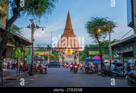 Phra Pathom Chedi Ratchaworamahawihan dans Nakhon Pathom Thaïlande Asie Banque D'Images