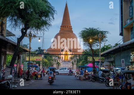 Phra Pathom Chedi Ratchaworamahawihan dans Nakhon Pathom Thaïlande Asie Banque D'Images