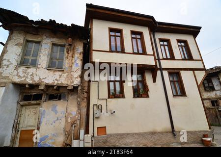 Osmaneli est une vieille ville située à Bilecik, en Turquie. Il a des maisons historiques, des églises et des mosquées. Banque D'Images
