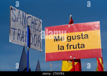 Madrid, Espagne. 18 novembre 2023. Des manifestants de droite manifestent lors d'une manifestation contre l'amnistie des séparatistes catalans et contre Pedro Sanchez à la Puerta de sol à Madrid, le 18 novembre 2023, Espagne (photo Oscar Gonzalez/Sipa USA) (photo Oscar Gonzalez/Sipa USA) crédit : SIPA USA/Alamy Live News Banque D'Images