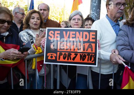 Madrid, Espagne. 18 novembre 2023. Des manifestants de droite manifestent lors d'une manifestation contre l'amnistie des séparatistes catalans et contre Pedro Sanchez à la Puerta de sol à Madrid, le 18 novembre 2023, Espagne (photo Oscar Gonzalez/Sipa USA) (photo Oscar Gonzalez/Sipa USA) crédit : SIPA USA/Alamy Live News Banque D'Images