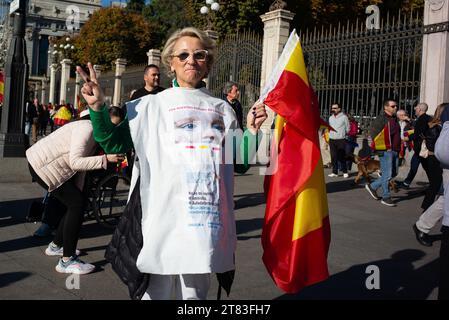 Madrid, Espagne. 18 novembre 2023. Des manifestants de droite manifestent lors d'une manifestation contre l'amnistie des séparatistes catalans et contre Pedro Sanchez à la Puerta de sol à Madrid, le 18 novembre 2023, Espagne (photo Oscar Gonzalez/Sipa USA) (photo Oscar Gonzalez/Sipa USA) crédit : SIPA USA/Alamy Live News Banque D'Images