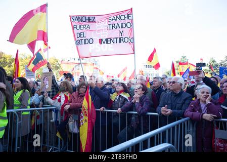 Madrid, Espagne. 18 novembre 2023. Des manifestants de droite manifestent lors d'une manifestation contre l'amnistie des séparatistes catalans et contre Pedro Sanchez à la Puerta de sol à Madrid, le 18 novembre 2023, Espagne (photo Oscar Gonzalez/Sipa USA) (photo Oscar Gonzalez/Sipa USA) crédit : SIPA USA/Alamy Live News Banque D'Images