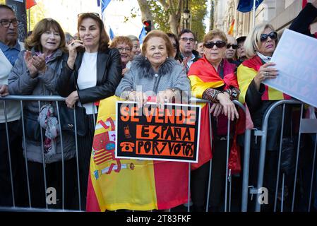 Madrid, Espagne. 18 novembre 2023. Des manifestants de droite manifestent lors d'une manifestation contre l'amnistie des séparatistes catalans et contre Pedro Sanchez à la Puerta de sol à Madrid, le 18 novembre 2023, Espagne (photo Oscar Gonzalez/Sipa USA) (photo Oscar Gonzalez/Sipa USA) crédit : SIPA USA/Alamy Live News Banque D'Images