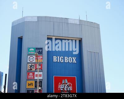 TOKYO, JAPON - 5 septembre 2023 : façade du bâtiment Big Box à Takadanobaba avec publicité Coca-Cola. Le bâtiment a été décoré par Kisho Kurokawa. Banque D'Images