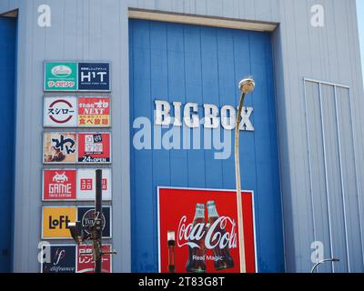 TOKYO, JAPON - 5 septembre 2023 : façade du bâtiment Big Box à Takadanobaba avec publicité Coca-Cola. Le bâtiment a été décoré par Kisho Kurokawa. Banque D'Images