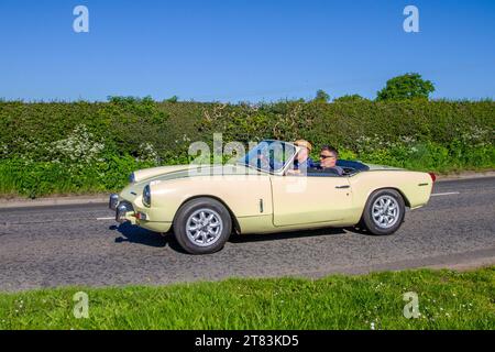 Années 1970 70 seventies jaune Triumph Spitfire Mk3 essence 1296 cc ; voyageant sur les routes rurales dans le Cheshire, Royaume-Uni Banque D'Images