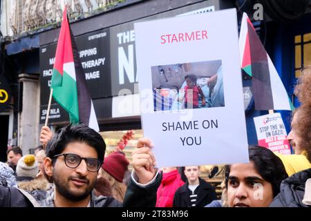 Camden, Londres, Royaume-Uni. 18 novembre 2023. Des Palestiniens pro marchent à travers Camden jusqu'au bureau de circonscription de Sir Keir Starmer. Crédit : Matthew Chattle/Alamy Live News Banque D'Images