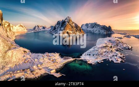 Vue panoramique aérienne du lever du soleil coloré sur les îles Lofoten et le village de pêcheurs norvégien traditionnel en hiver à Nordland, Norvège Banque D'Images