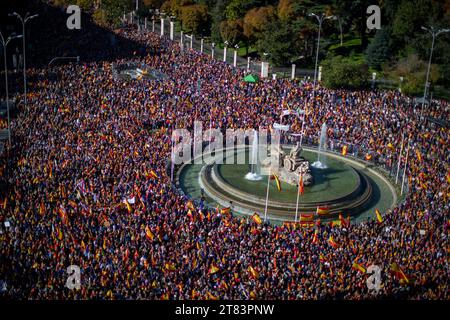 Madrid, Madrid, Espagne. 18 novembre 2023. Des milliers de personnes avec des bannières et des drapeaux de l'Espagne, lors d'une manifestation appelée par les organisations civiques espagnoles qui sont contre l'amnistie pour les Catalans pro-indépendance présentée par le PSOE pour obtenir l'investiture de Pedro Sanchez comme Président de l'Espagne. Cette manifestation a pour devise ''pas en mon nom : ni amnistie, ni autodétermination'', à Cibeles, dans le centre de Madrid. (Image de crédit : © Luis Soto/ZUMA Press Wire) USAGE ÉDITORIAL SEULEMENT! Non destiné à UN USAGE commercial ! Crédit : ZUMA Press, Inc./Alamy Live News Banque D'Images