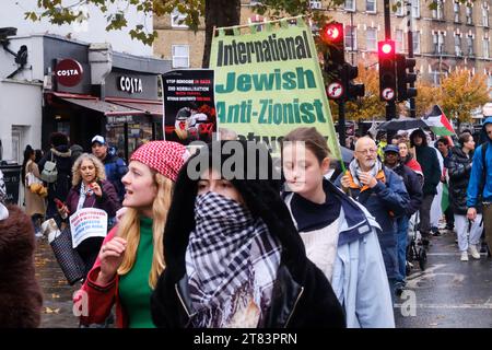 Camden, Londres, Royaume-Uni. 18 novembre 2023. Des Palestiniens pro marchent à travers Camden jusqu'au bureau de circonscription de Sir Keir Starmer. Crédit : Matthew Chattle/Alamy Live News Banque D'Images