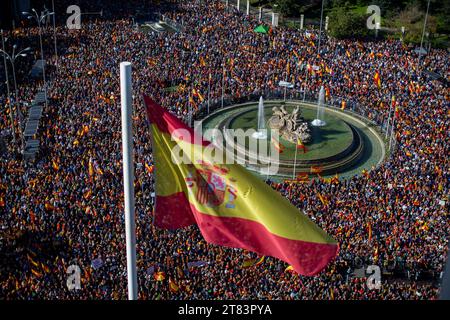 Madrid, Madrid, Espagne. 18 novembre 2023. Des milliers de personnes avec des bannières et des drapeaux de l'Espagne, lors d'une manifestation appelée par les organisations civiques espagnoles qui sont contre l'amnistie pour les Catalans pro-indépendance présentée par le PSOE pour obtenir l'investiture de Pedro Sanchez comme Président de l'Espagne. Cette manifestation a pour devise ''pas en mon nom : ni amnistie, ni autodétermination'', à Cibeles, dans le centre de Madrid. (Image de crédit : © Luis Soto/ZUMA Press Wire) USAGE ÉDITORIAL SEULEMENT! Non destiné à UN USAGE commercial ! Crédit : ZUMA Press, Inc./Alamy Live News Banque D'Images
