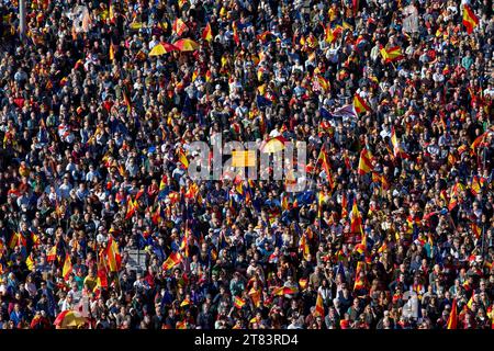 Madrid, Madrid, Espagne. 18 novembre 2023. Des milliers de personnes avec des bannières et des drapeaux de l'Espagne, lors d'une manifestation appelée par les organisations civiques espagnoles qui sont contre l'amnistie pour les Catalans pro-indépendance présentée par le PSOE pour obtenir l'investiture de Pedro Sanchez comme Président de l'Espagne. Cette manifestation a pour devise ''pas en mon nom : ni amnistie, ni autodétermination'', à Cibeles, dans le centre de Madrid. (Image de crédit : © Luis Soto/ZUMA Press Wire) USAGE ÉDITORIAL SEULEMENT! Non destiné à UN USAGE commercial ! Crédit : ZUMA Press, Inc./Alamy Live News Banque D'Images