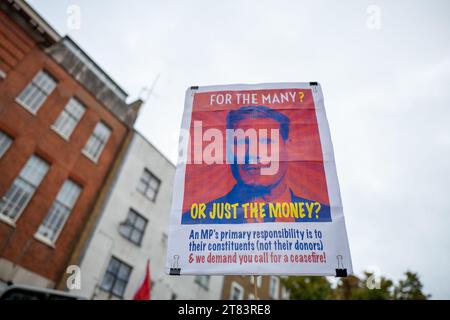 Londres, Royaume-Uni. 18 novembre 2023. Des centaines de manifestants pro-palestiniens se sont rassemblés devant le bureau de Sir Keir Starmer à Camden, au nord de Londres. Les manifestants brandissaient des pancartes disant ''Arrêtez la guerre à Gaza'' et brandissaient de grands drapeaux palestiniens devant le bureau du dirigeant travailliste. Sir Keir a fait face à de vives critiques sur le conflit à Gaza. Au cours de la semaine, 56 députés ont défié un fouet à trois lignes pour soutenir un amendement du SNP appelant à un cessez-le-feu à Gaza. (Image de crédit : © Velar Grant/ZUMA Press Wire) USAGE ÉDITORIAL SEULEMENT! Non destiné à UN USAGE commercial ! Banque D'Images