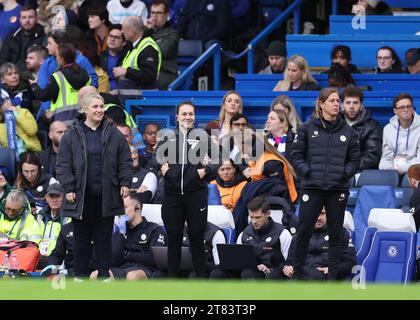 Londres, Royaume-Uni. 18 novembre 2023. Emma Hayes Manager de Chelsea (l) souriant après leur deuxième but lors du match de la FA Women's Super League à Stamford Bridge, Londres. Le crédit photo devrait se lire : David Klein/Sportimage crédit : Sportimage Ltd/Alamy Live News Banque D'Images