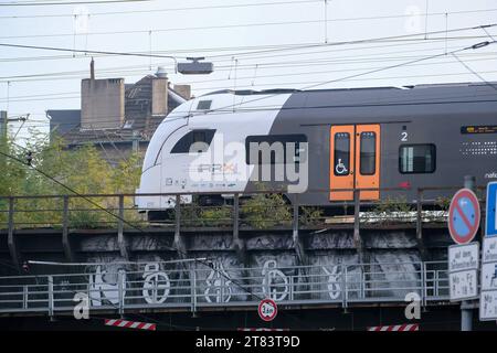 Düsseldorf 18.11.2023 DB Deutsche Bahn Zug RRX Rhein Ruhr Express Nahverkehr ÖPNV billet à 49 euros Fahrpreis Regionalverkehr Verkehrsverbund VRS VRR Deutschlandticket 1. Klasse Abteil Düsseldorf Nordrhein-Westfalen Deutschland *** Düsseldorf 18 11 2023 DB Deutsche Bahn train RRX Rhein Ruhr Express transport public local 49 Euro billet transport régional Verkehrsverbund VRS VRR Deutschlandticket compartiment 1 classes Düsseldorf Rhénanie du Nord-Westphalie Allemagne crédit : Imago/Alamy Live News Banque D'Images