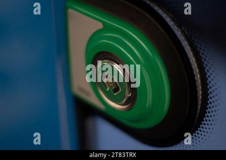 Bouton d'ouverture de porte. Bouton vert sur le bus. Commande de porte de bus. Clé ronde. Banque D'Images