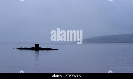 Dundee, Tayside, Écosse, Royaume-Uni. 18 novembre 2023. UK Météo : la pluie brumeuse de novembre tombe sur la rivière calme Tay à Dundee, en Écosse. Crédit : Dundee Photographics/Alamy Live News Banque D'Images